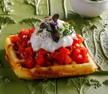 Брускетта с томатами и печеным перцем