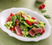 Салат с тунцом и ростбифом