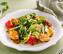 Теплый салат с лососем