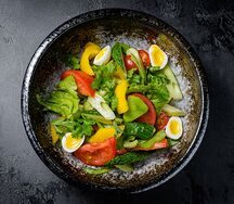 Овощной салат с авокадо, перепелиным яйцом и ароматным маслом
