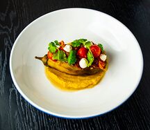 Запеченный баклажан с сыром сулугуни, томатами и хумусом