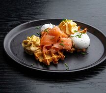 Картофельные вафли с лососем и соусом голландез