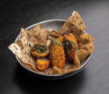 Халапеньо фри с сыром фета и пастрами