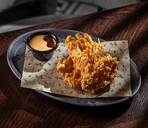 Стрипсы из куриного филе с соусом из халапеньо