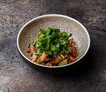 Хрустящие баклажаны с розовыми томатами и соусом чили BBQ