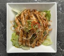 Хрустящая курица с салатом айсберг