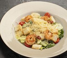 Салат Цезарь с креветками