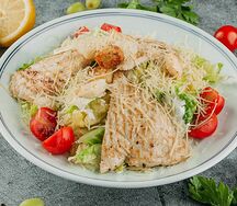 Салат Цезарь с курицей