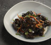 Салат из чёрных древесных грибов муэр