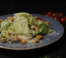 Салат Цезарь с курицей