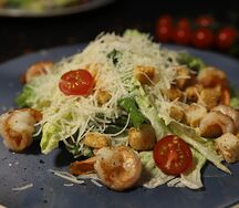 Салат Цезарь с креветками