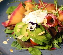 Салат с лососем и яйцом пашот