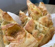 Фокачча с розмарином и чесночным маслом