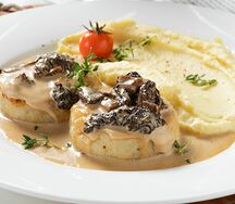 Котлеты из индейки с соусом из сморчков с картофельным пюре