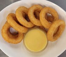 Луковые кольца с горчичным соусом