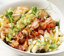 Салат Кобб с куриной грудкой и беконом