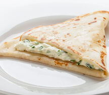 Блин с зеленым луком и яйцом