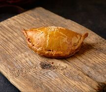 Пирожок с яблоками и корицей