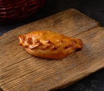 Пирожок с ветчиной и сыром