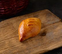 Пирожок с яйцом и луком