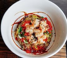 Салат с жареными креветками, чукой и авокадо