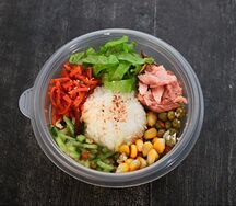 Поке с копченым лососем в спайси соусе