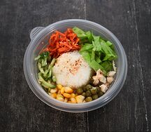 Поке с курицей в спайси соусе