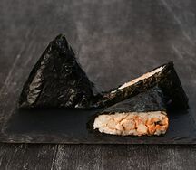 Онигири с курицей терияки на завтрак