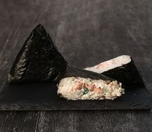 Онигири с лососем на завтрак