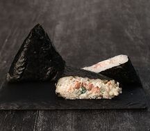 Онигири с лососем