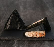 Онигири с курицей терияки