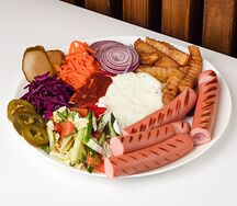 Хот-дог на тарелке