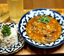 Мастава, лепешка, овощной салат и клюквенный морс