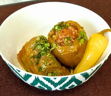 Перец фаршированный и салат овощной и лепешка и морс клюквенный