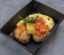 Митболы из индейки с морковью и брокколи с картофельным пюре и кабачками