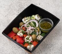 Греческий салат с оливками и орегано