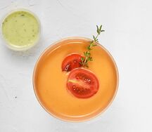 Томатный крем-суп с соусом из феты и базилика