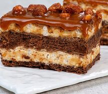 Карамельно-ореховое пирожное