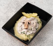 Строганов из индейки с картофельным пюре