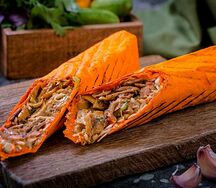 Шаурма с курицей в сырном лаваше