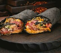 Шаурма с курицей в черном лаваше