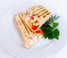 Шаурма с курицей в чесночном лаваше