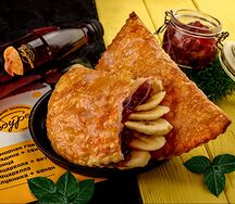 Чебурек с клубникой и бананом
