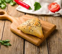 Самса с курицей из слоеного теста