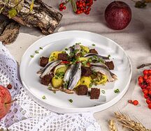 Салат с килькой и печеным перцем