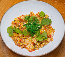 Жареный рис с морепродуктами и красным перцем