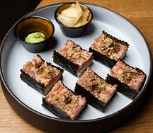 Оши-суши с тунцом и соусом унаги-майо