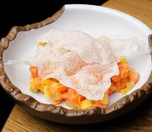 Тартар из лосося с манго и огурцом