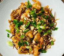 Лапша Пад тай с креветкой и вешенками