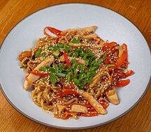 Жареная лапша с курицей